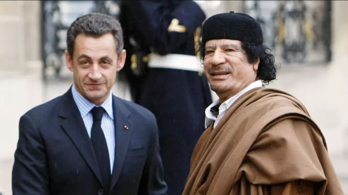 الرئيس الفرنسي السابق نيكولا ساركوزي والعقيد الليبي الراحل معمر القذافي في باريس في 12 ديسمبر 2007