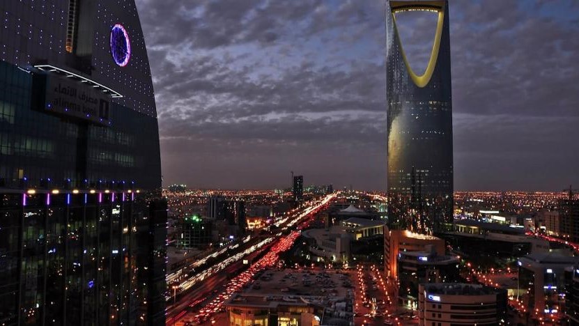 منظر ليلي للعاصمة السعودية الرياض ويظهر برج المملكة