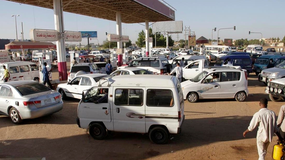 سائقو السيارات يصطفون في محطة بنزين في العاصمة السودانية الخرطوم - 21 يناير 2014 