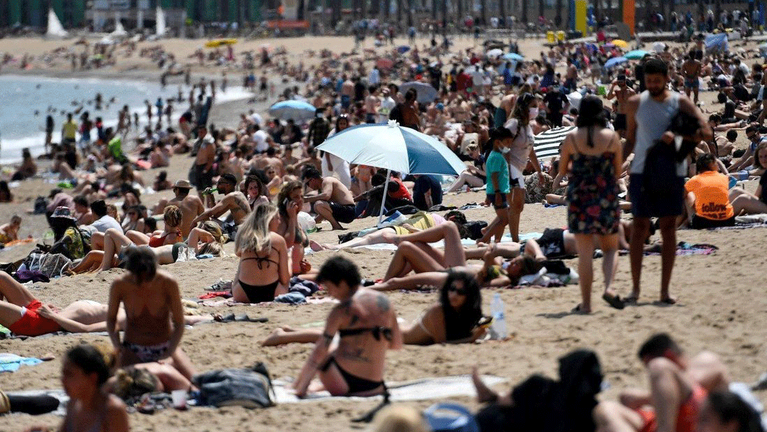 رواد على أحد الشواطئ في برشلونة، التي تمثل السياحة عماد اقتصادها