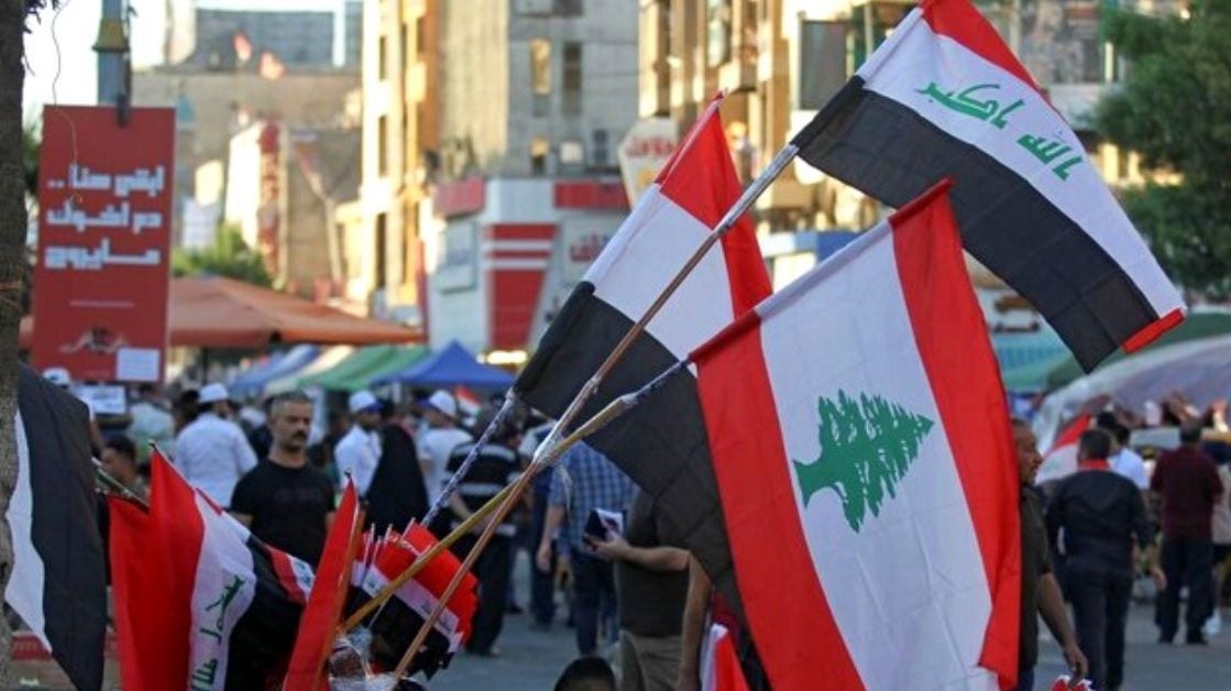 علم لبناني إلأى جانب أعلام عراقية في أحد شوارع بغداد