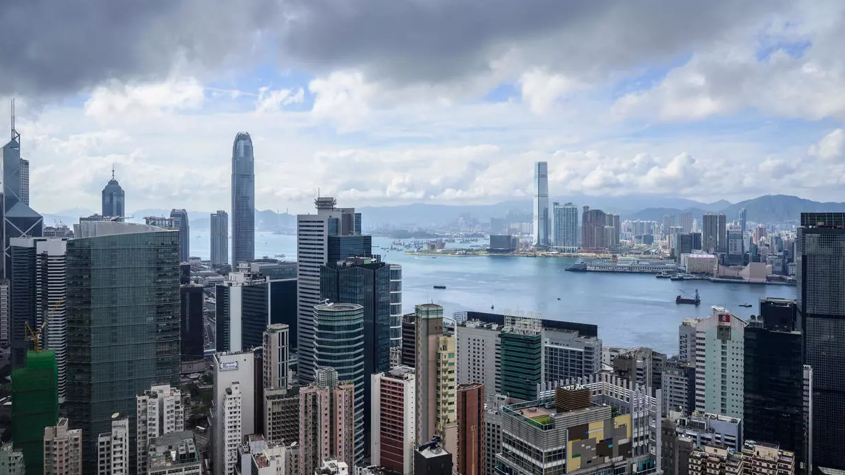 مشهد لمدينة هونغ كونغ حيث قدرت دراسة عام 2019 متوسط سعر عقار فيها بنحو 1,2 مليون دولار أميركي