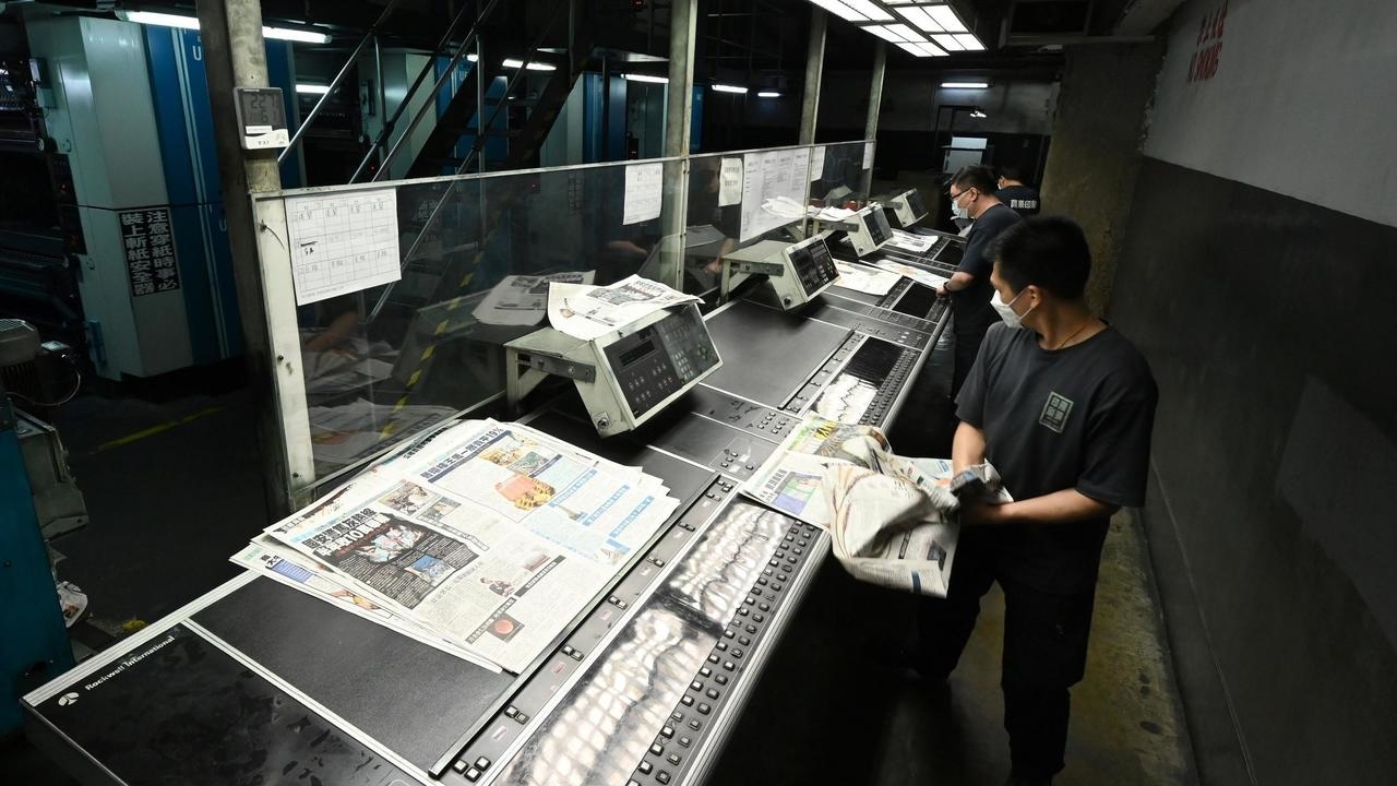 صورة التُقطت في 11 أيار/مايو 2021 تُظهر موظفين يعملون في في مطبعة صحيفة آبل دايلي في هونغ كونغ
