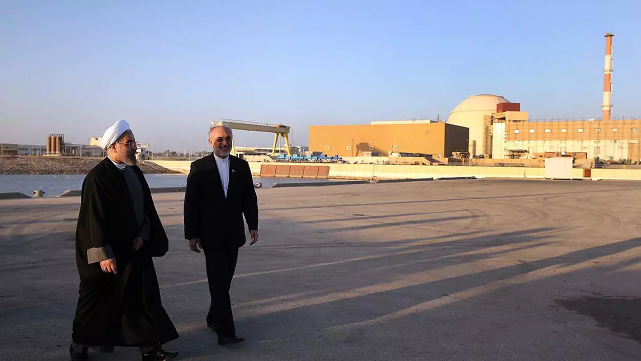 الرئيس الإيراني حسن روحاني (الى اليسار) ورئيس المنظمة الإيرانية للطاقة الذرية علي أكبر صالحي، خلال زيارة الى محطة بوشهر للطاقة النووية