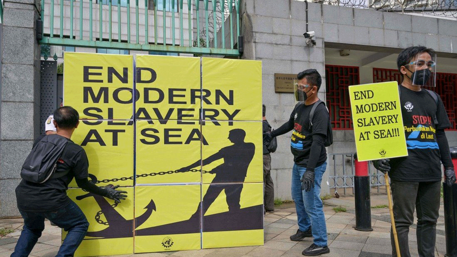عمال البحرية الإندونيسيون يشاركون في مسيرة أمام السفارة الصينية في جاكرتا لإدانة العمل الجبري المشتبه به على سفن الصيد الصينية