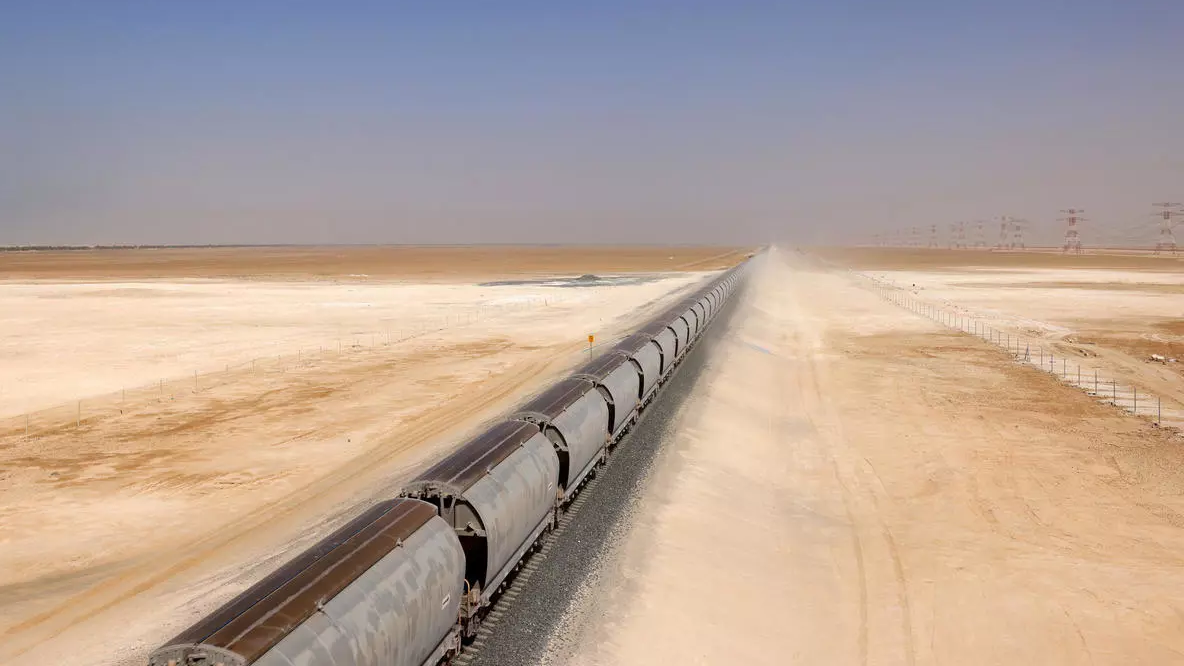 صورة التقطت في الأول من نيسان/أبريل 2021 من خط الاتحاد لسكك الحديد في الصحراء الإماراتية