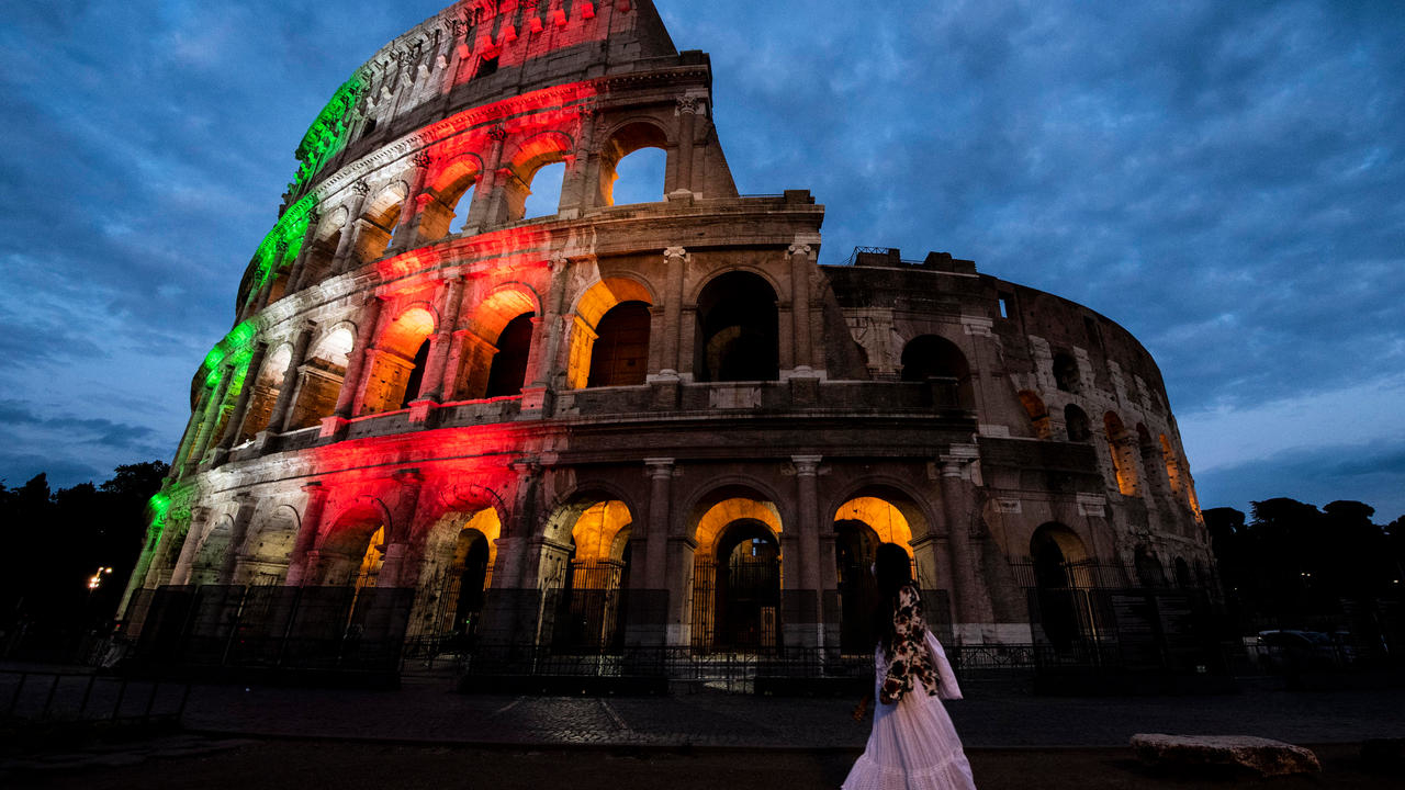 مبنى الكولوسيوم مضاء بألوان العلم الإيطالي