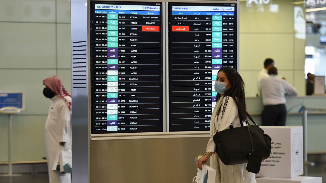 مسافرة سعودية تصل إلى المبنى رقم 5 في مطار الملك فهد الدولي في الدمام بالسعودية