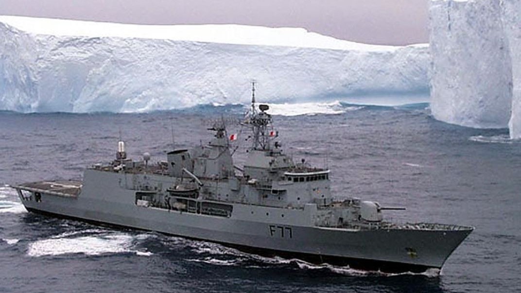 سفينة تبحر في المحيط الجنوبي في القارة القطبية الجنوبية