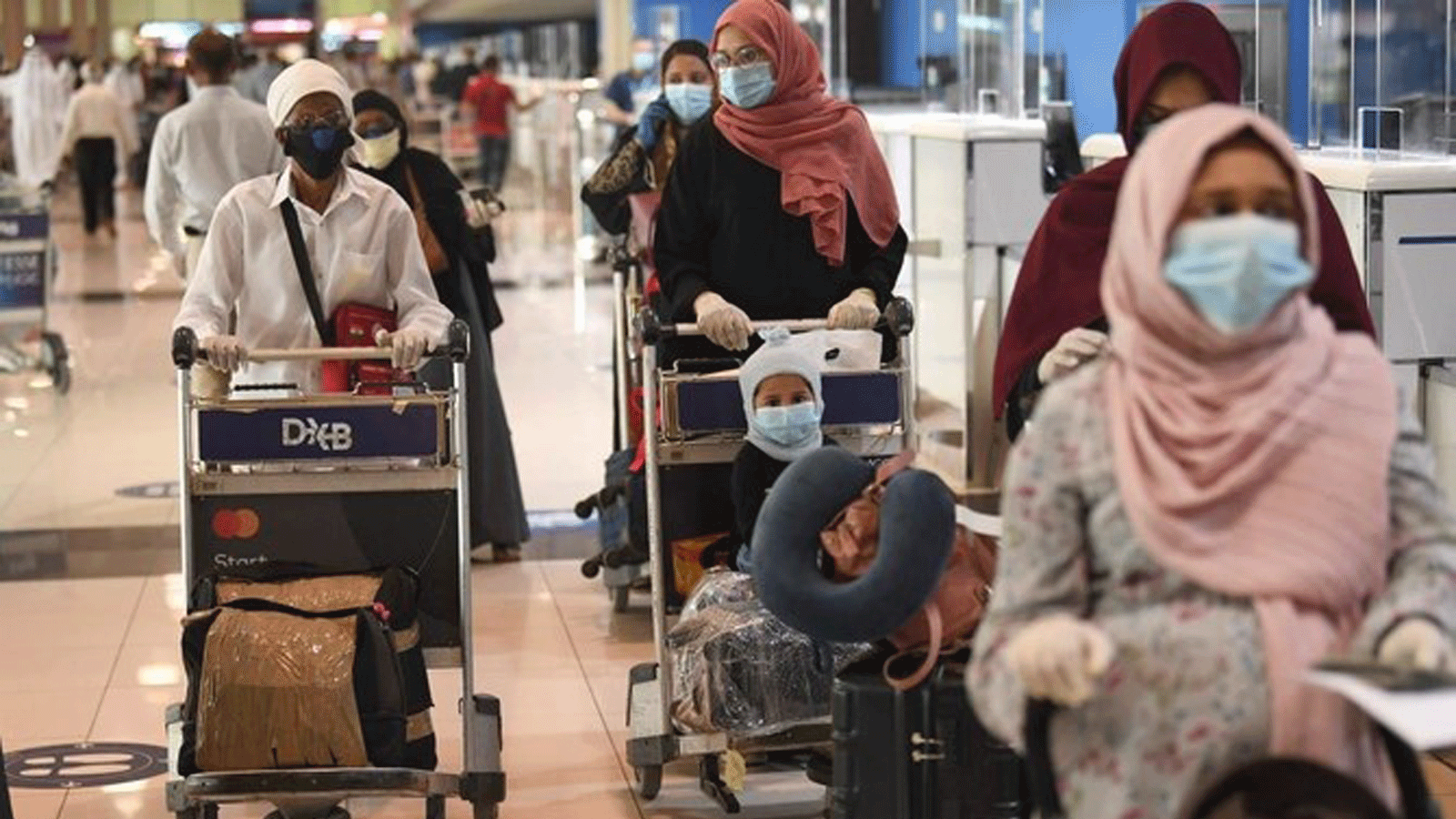 مسافرون في مطار دبي الدولي وسط أزمة فيروس كورونا بتاريخ 7 أيار/ مايو 2020