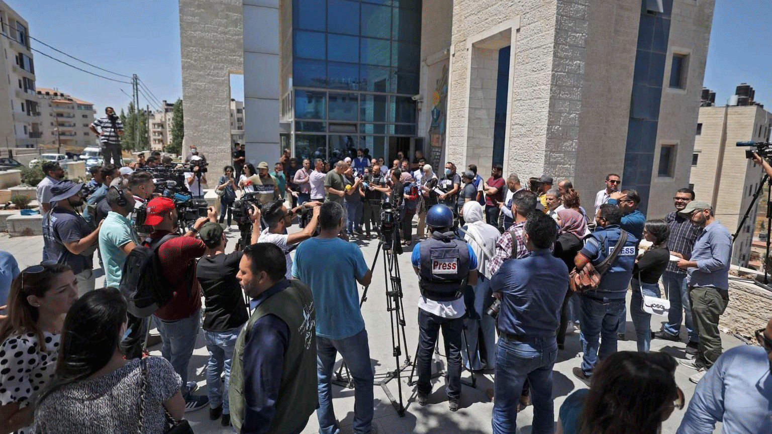 صحافيون فلسطينيون يتظاهرون امام مبنى الامم المتحدة في رام الله احتجاجاً على تعرضهم لانتهاكات من قبل العناصر الامنية الفلسطينية