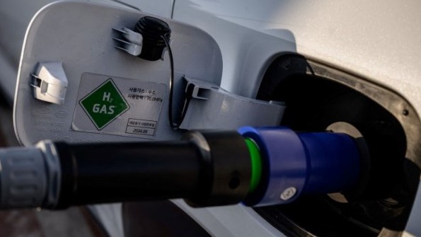 سيارة تزود بالوقود في محطة وقود للسيارات التي تعمل بالهيدروجين في سيول
