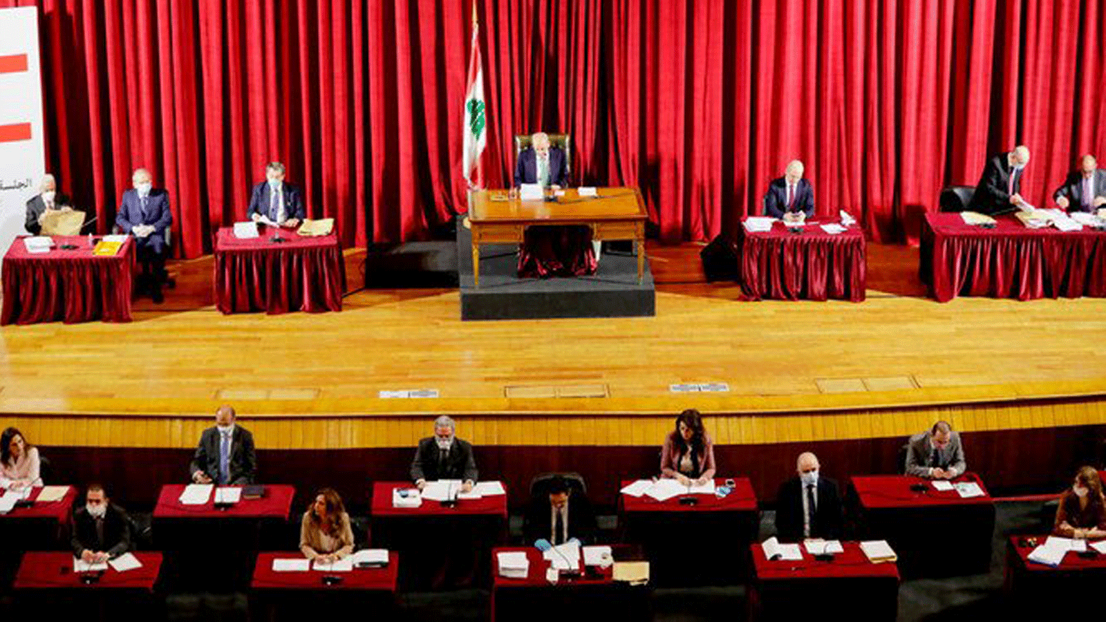 مجلس النواب اللبناني يعقد اجتماعاً في قصر اليونسكو بالعاصمة بيروت في إطار إجراءات لوقف انتشار فيروس كورونا الجديد. صورة في 21 نيسان/ أبريل 2020