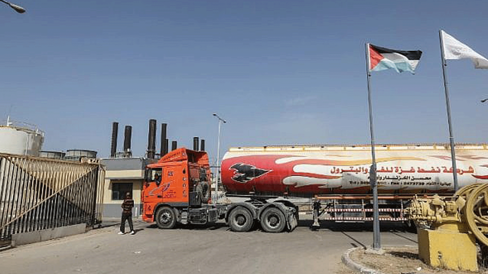 صهريج ينقل الوقود إلى محطة كهرباء النصيرات في قطاع غزة، بتاريخ 24 أكتوبر 2018