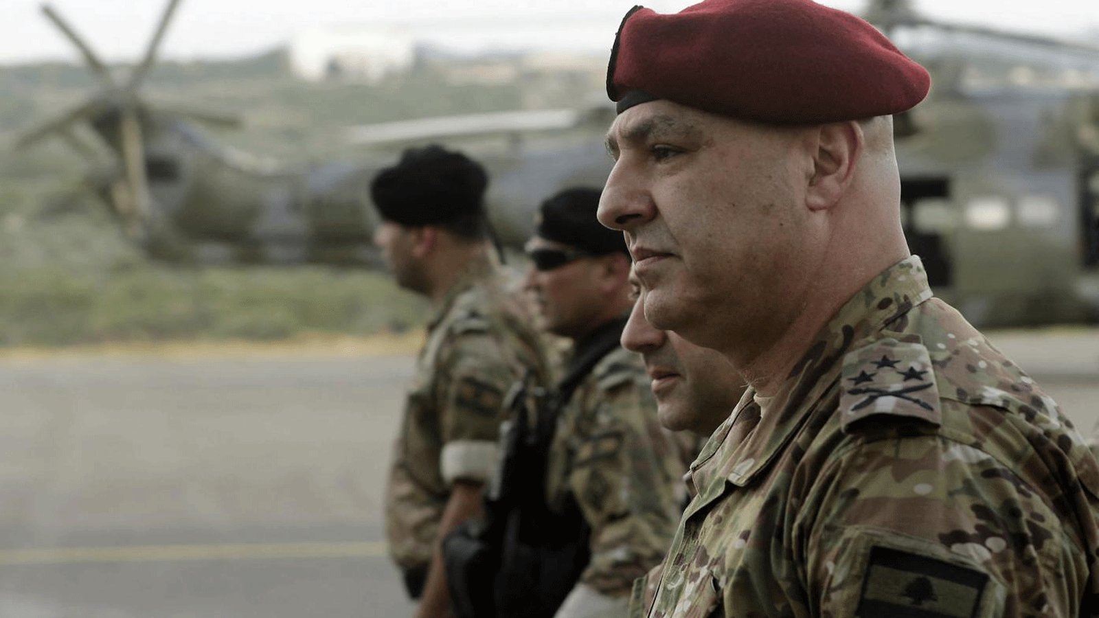قائد الجيش اللبناني جوزف عون، يجول مع رئيس الأركان في قاعدة جوية عام 2018