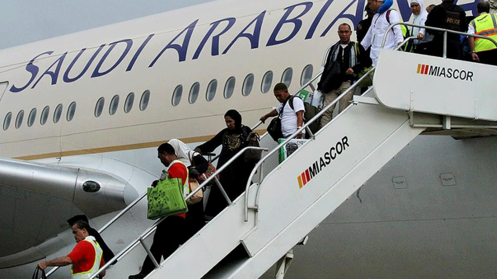 ركاب طائرة الخطوط الجوية العربية السعودية ينزلون في مطار مانيلا في 20 أيلول/سبتمبر 2016