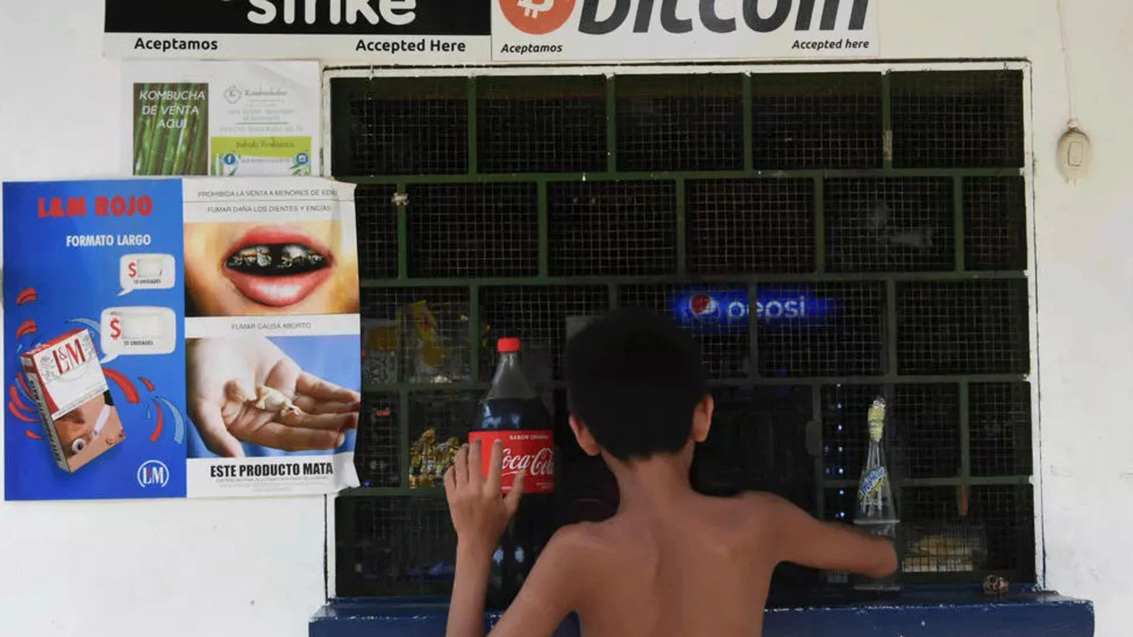 قبول العملة المشفرة بيتكوين(Bitcoin) في أحمد المتاجر في El Zonte في السلفادور الذي بدأ باستخدامها كعملة قانونية