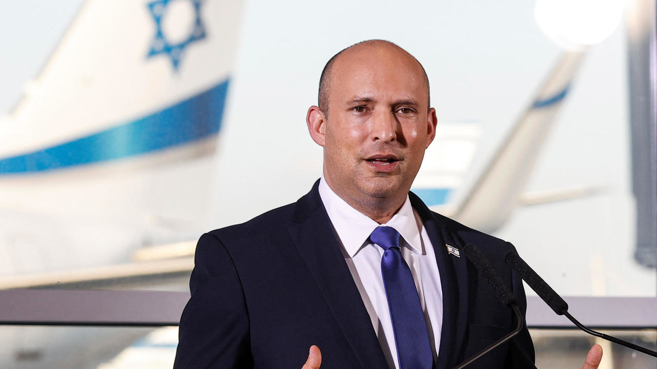 رئيس الوزراء الإسرائيلي نفتالي بينيت خلال مؤتمر صحافي في مطار بن غوريون قرب تل أبيب في 22 حزيران/يونيو 2021