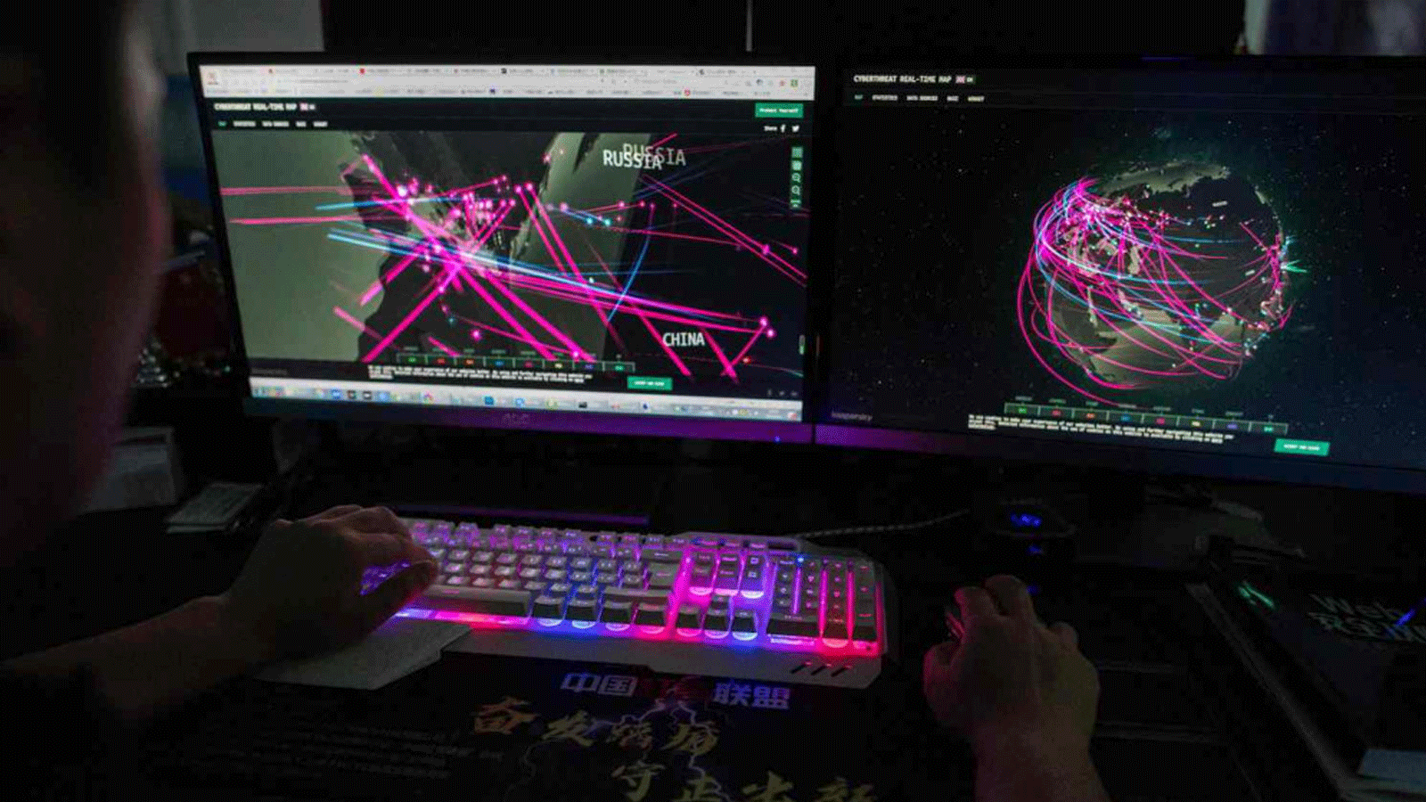 عضو في مجموعة القرصنة Red Hacker Alliance موقعًا إلكترونيًا يراقب الهجمات الإلكترونية العالمية على جهاز الكمبيوتر الخاص به في مكتبه في دونغقوان، الصين