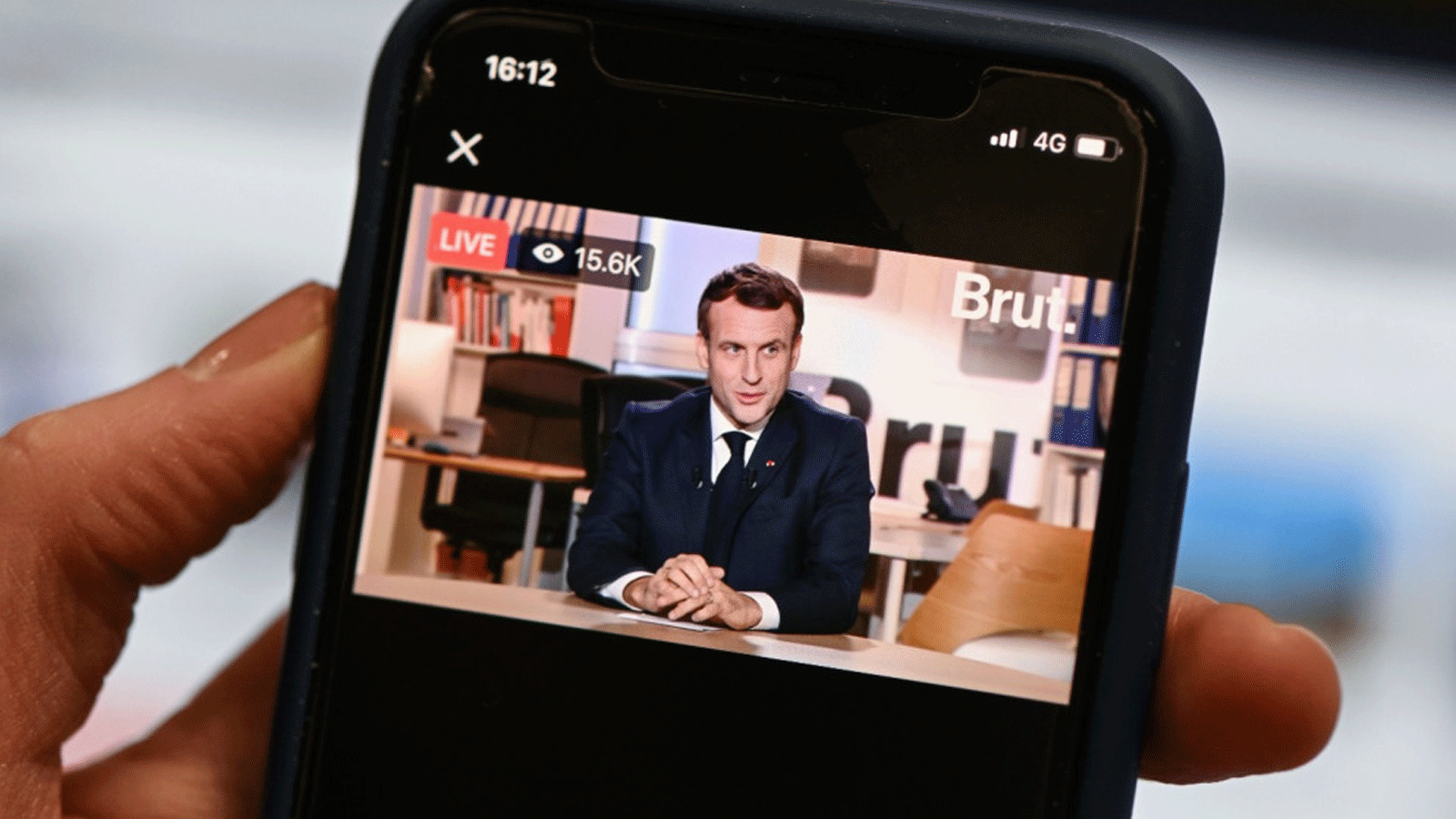 صحفي يشاهد مقابلة مباشرة مع الرئيس الفرنسي إيمانويل ماكرون على منصة الأخبار الرقمية Brut في باريس في 4 كانون الأول/ ديسمبر 2020