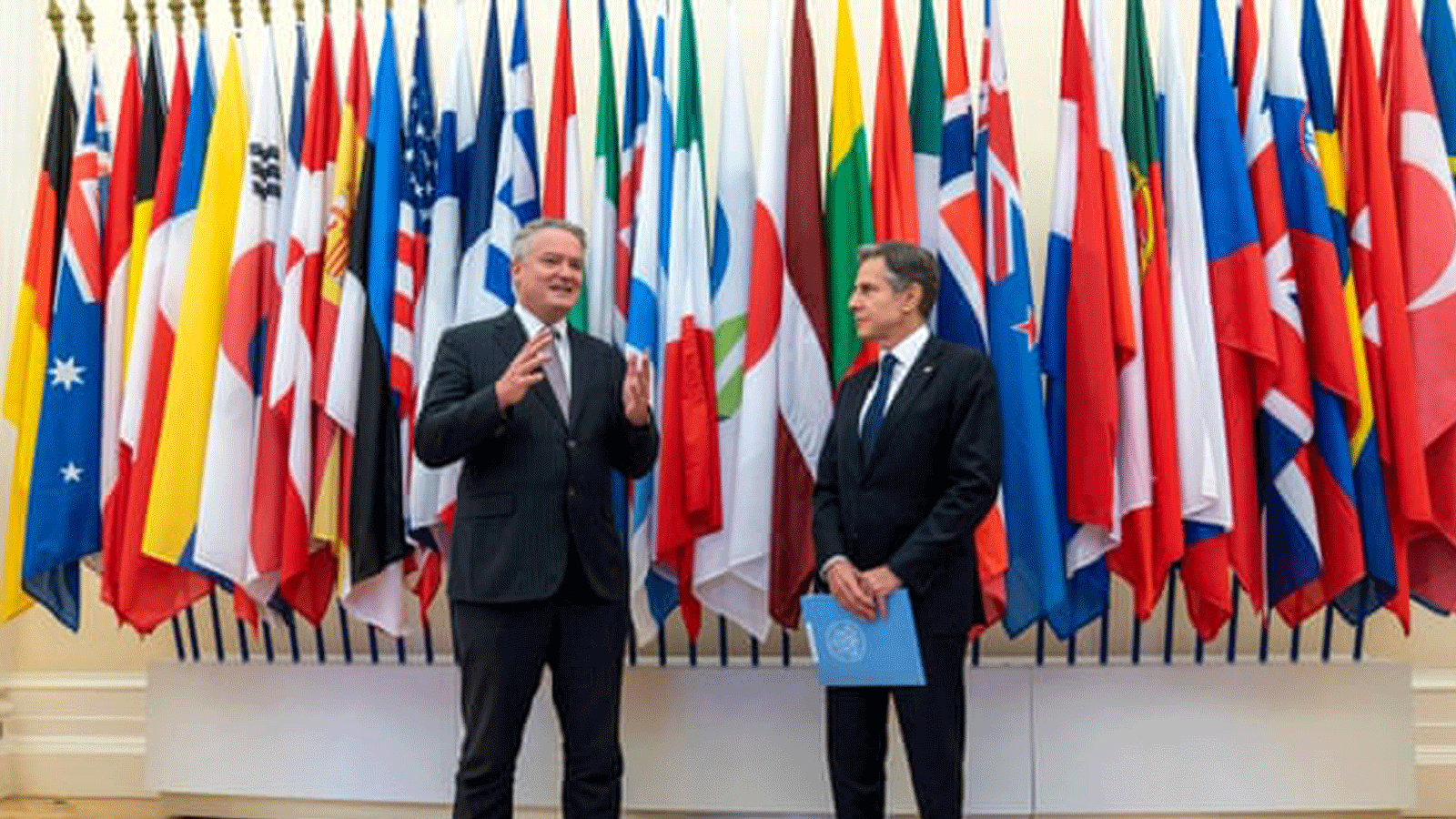  الأمين العام لمنظمة التعاون الاقتصادي والتنمية، ماتياس كورمان، مع وزير الخارجية الأمريكي، أنتوني بلينكين (إلى اليمين)، في مقر المنظمة في باريس