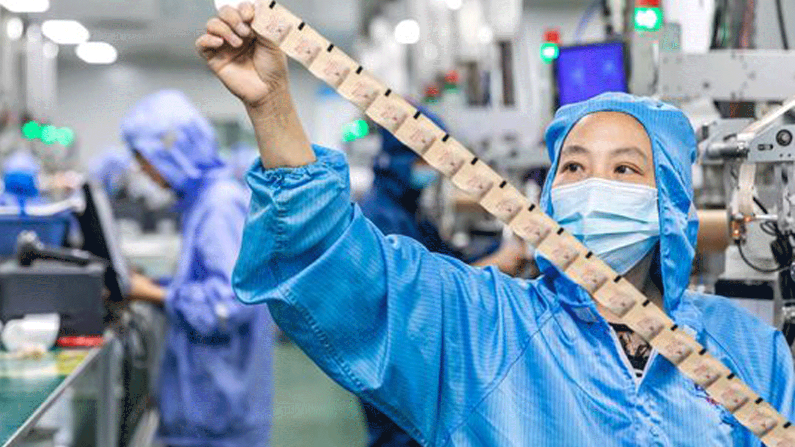 صورة التُقِطَت لعامل يُنتج مزيل الأكسدة المعدّ للتصدير، داخل مصنع في هايان بمقاطعة جيانغسو شرقي الصين، في 5 تموز/يوليو 2021