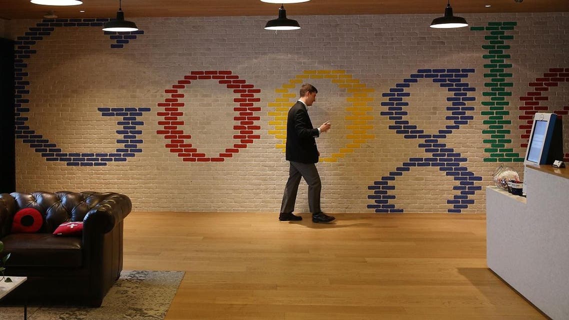 موظف يسير في بهو المقر الرئيسي لشركة غوغل بواشنطن