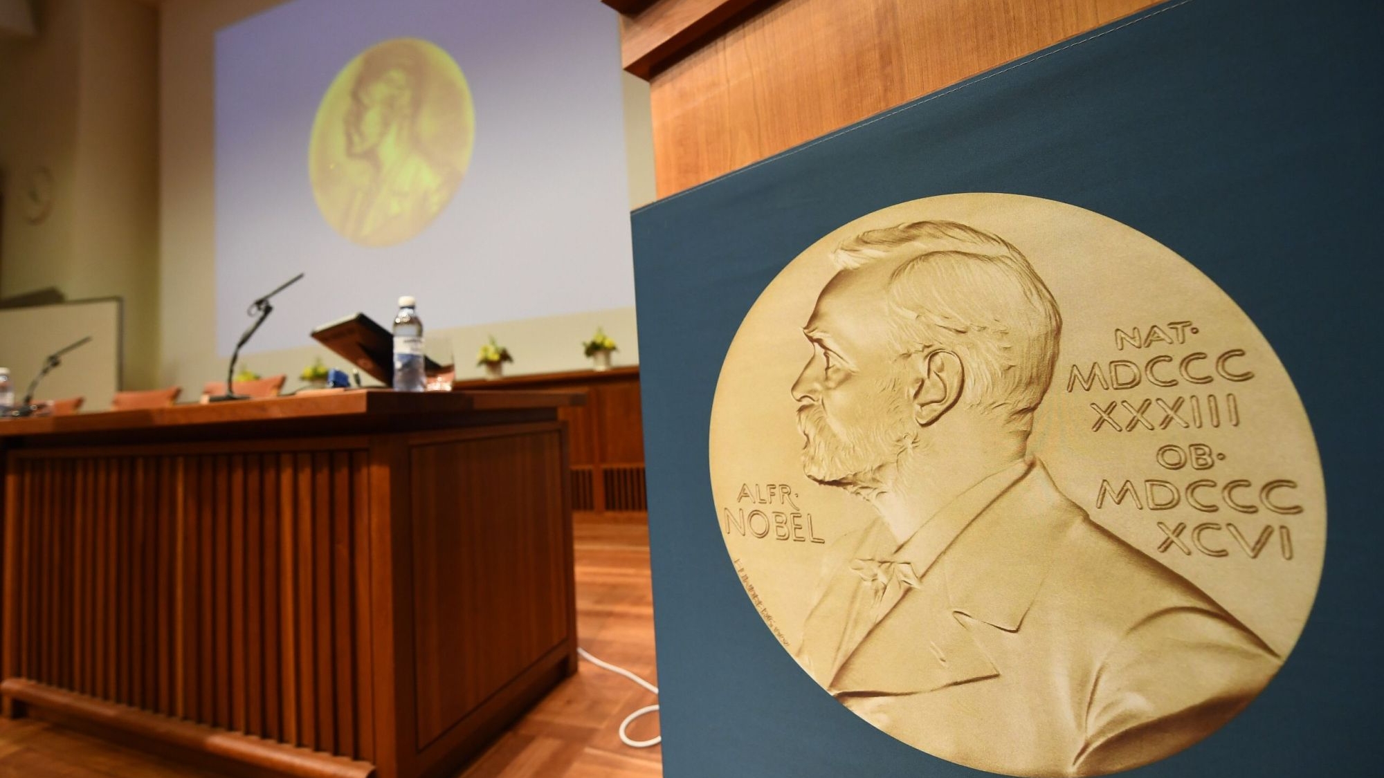 لقطة لميدالية ألفريد نوبل قبيل انطلاق مؤتمر صحفي للإعلان عن الفائز بجائزة نوبل في الطب. 2 أكتوبر 2017