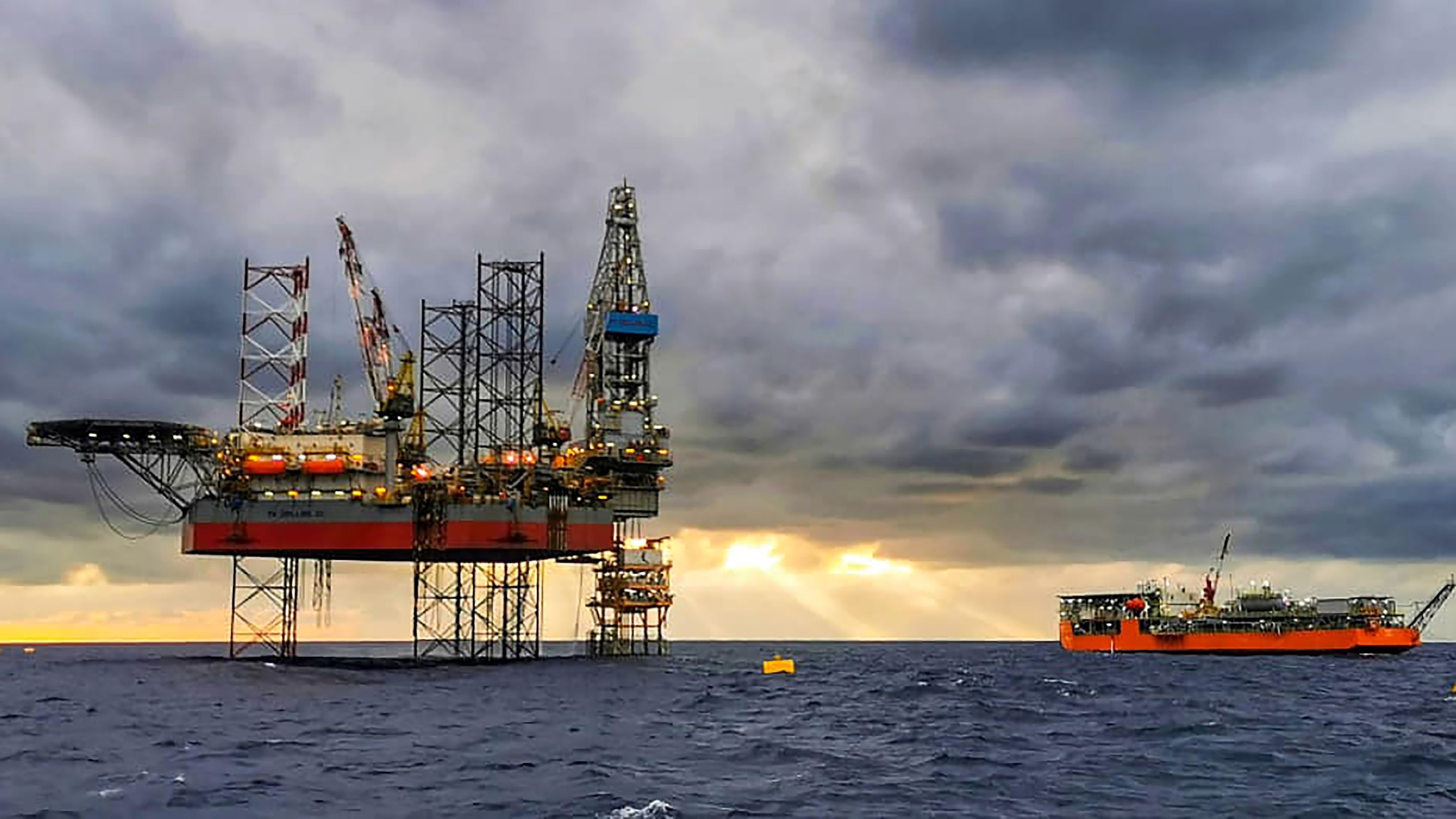 النفط يتراجع إلى ما دون 70 دولارًا للبرميل