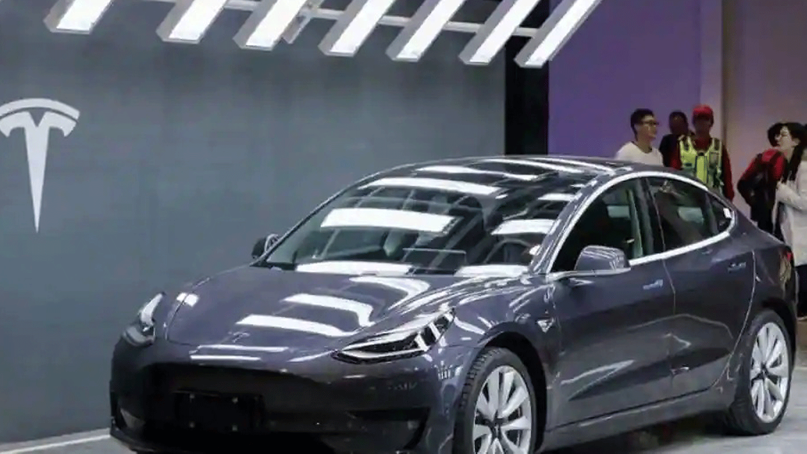 سيارة Tesla Model 3 معروضة خلال حفل تسليم طراز Tesla الصيني الصنع 3 في شنغهاي