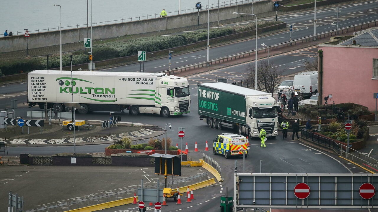 الشرطة توقف الشاحنات للخضوع لعمليات تفتيش عند مدخل ميناء دوفر بعد انتهاء الفترة الإنتقالية لبريكست في بريطانيا. بتاريخ 1 كانون الثاني/ يناير 2021