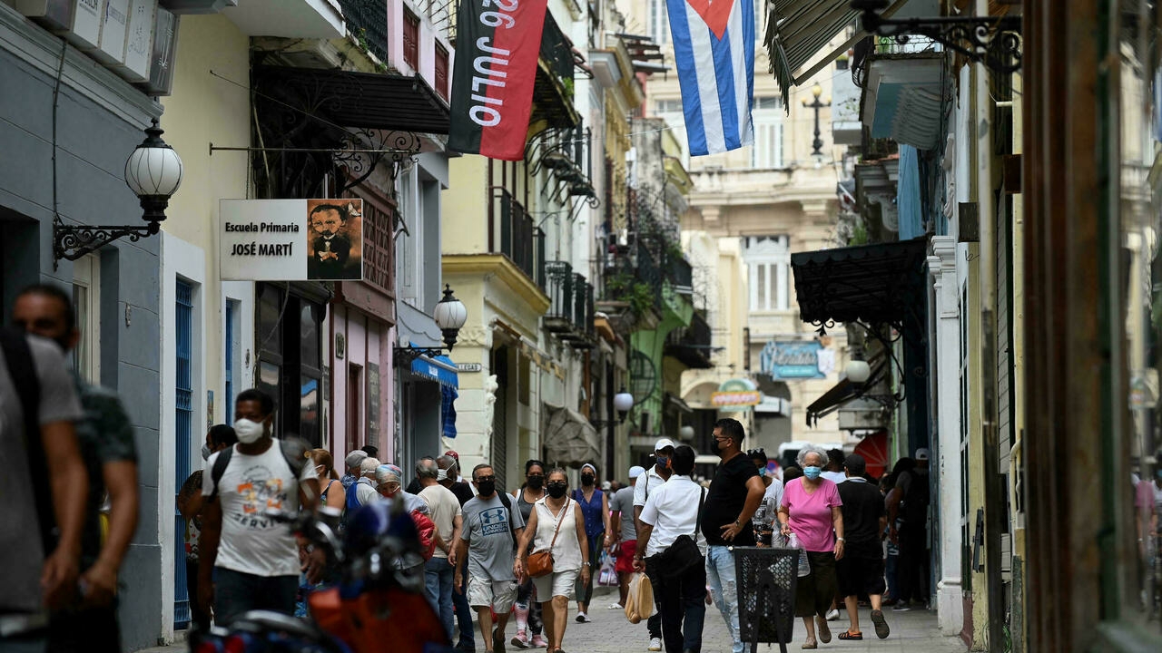 الحكومة الكوبية توافق على قانون يسمح بإنشاء الشركات الصغيرة والمتوسطة، وهو تحول كبير في الدولة التي يحكمها الشيوعيون.