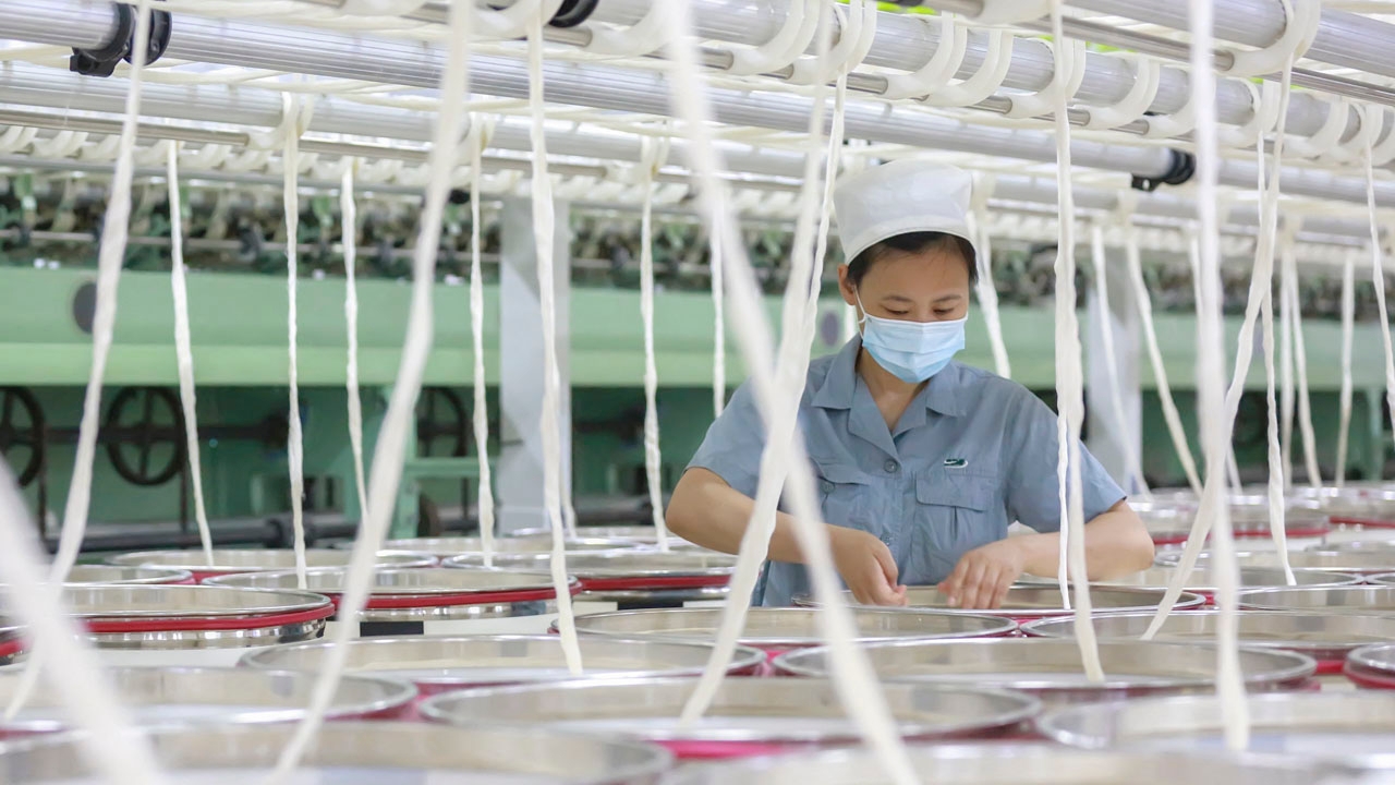 موظفة تعمل في مصنع نسيج في مدينة أنكينغ في مقاطعة آنهوي بشرق الصين. 7 أغسطس 2021 