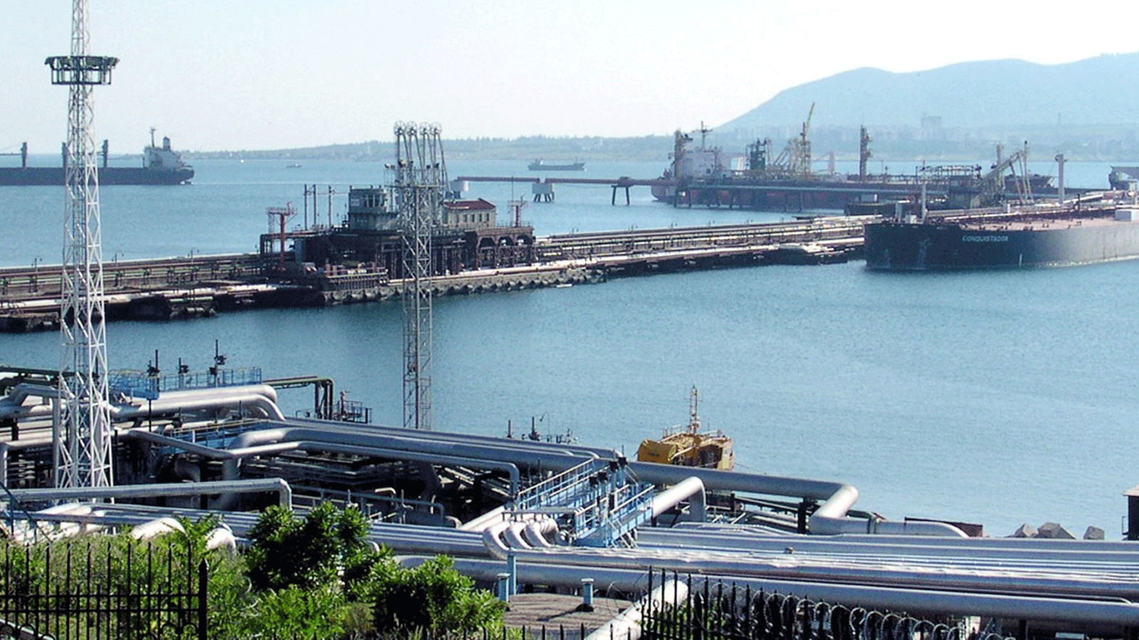 منظر للميناء النفطي في نوفوروسيسك، في بلدة الميناء جنوب روسيا في منطقة البحر الأسود. 13 تموز/يوليو 2004.