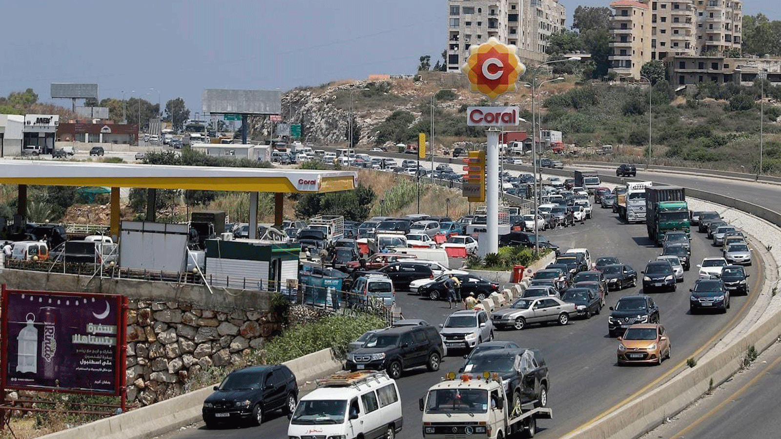 وقوف السيارات على المسار المحاذي لمحطة البنزين في انتظار الوقود في السعديات على طريق بيروت - صيدا السريع، جنوب لبنان. في 24 حزيران/يونيو 2021