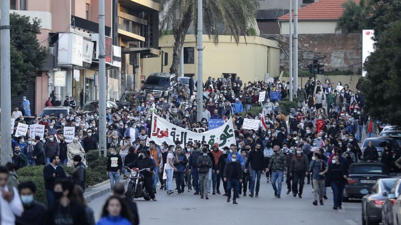 متظاهرون أثناء مسيرة مطلبية في أحد شوارع وسط بيروت