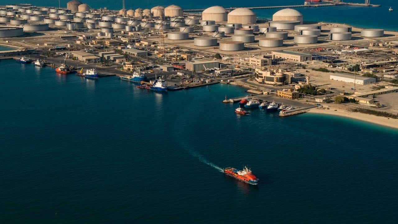 محطات نفط الظهران التابعة لشركة النفط والغاز التابعة للدولة في المملكة العربية السعودية، تظهر هنا في هذه الصورة لعام 2018، التي قدمتها شركة أرامكو السعودية، والتي أعلنت عن أرباح أعلى يوم الأحد في 8 آب/ أغسطس 2021.