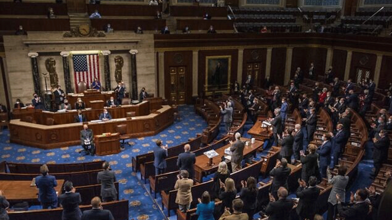  رئيسة مجلس النواب الأمريكي نانسي بيلوسي تترأس جلسة مشتركة مستأنفة للكونغرس في غرفة مجلس النواب في 6 كانون الثاني/يناير 2021 في واشنطن