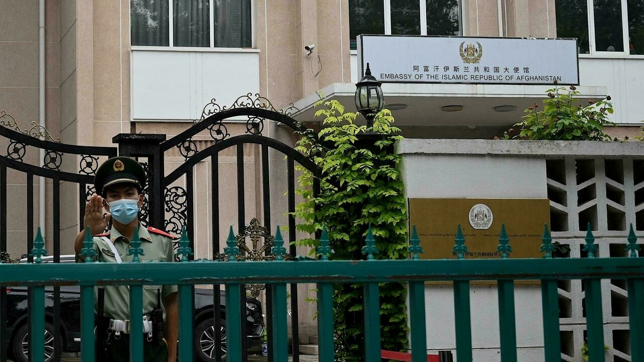 رجل أمن أمام السفارة الأفغانية في بكين في 16 آب/أغسطس 2021