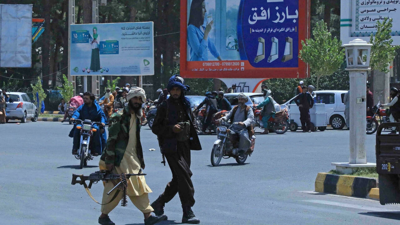 مقاتلو طالبان يقومون بدوريات في شوارع هرات. بتاريخ 14 آب/ أغسطس 2021.
