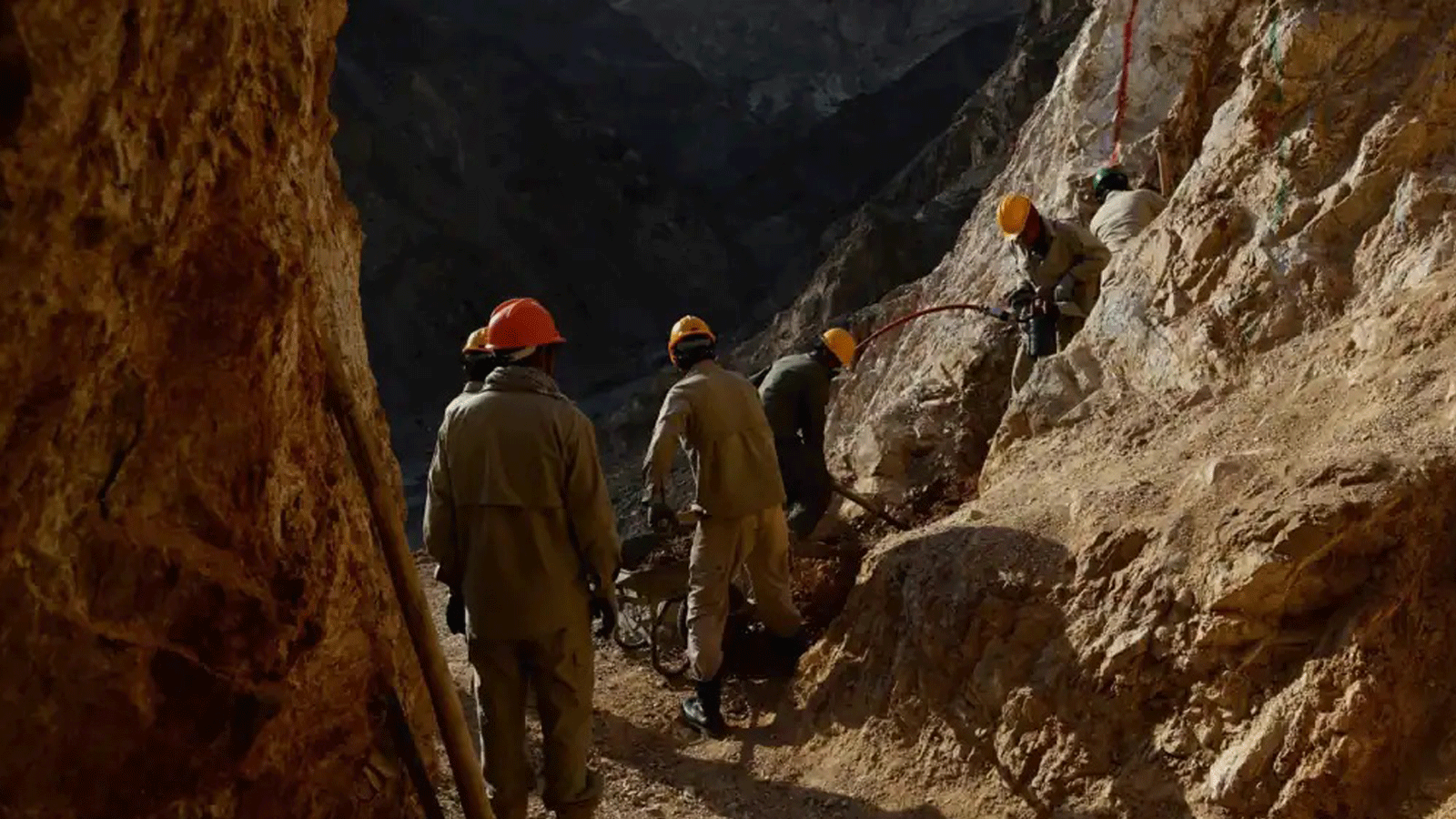 عمال مناجم أفغان يعملون في منجم ذهب على سفح جبل بالقرب من قرية قره زغان في ولاية بغلان.