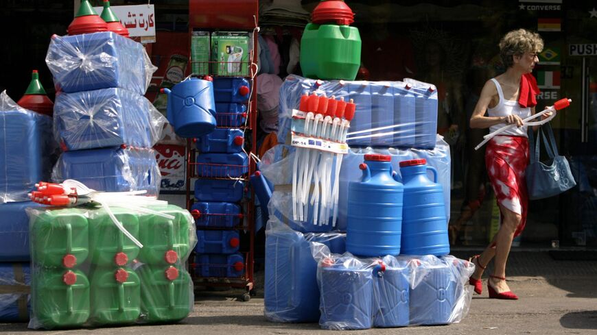 لبنام يعاني شحًا في الموارد المائية ما يدفع بالمواطنين إلى تعبئة القوارير البلاستيكية لاستخدامها للشرب والأعمال المنزلية