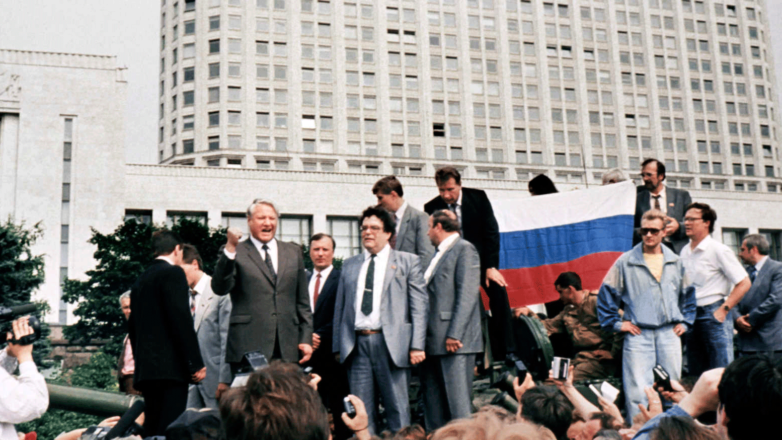 يلتسن أثناء وجوده أمام مقر الحكومة الروسية أثناء محاولة الانقلاب في صورة أرشيفية