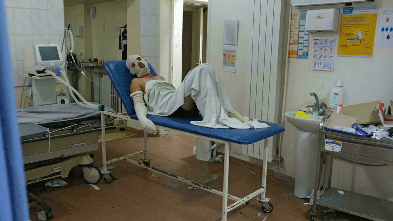رجلٌ مغطى بشاش معقم لعلاج حروق أصيب بها في انفجار خزان وقود في منطقة عكار شمال لبنان/ مستشفى السلام في مدينة طرابلس. بتاريخ 15 آب/أغسطس 2021