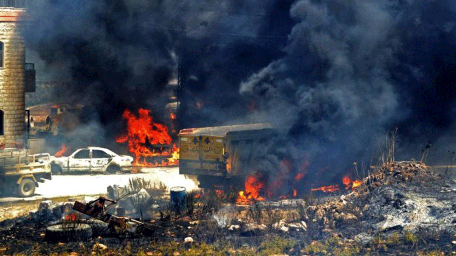 سيارات تحترق حيث تم وضع خزان الوقود المنفجر، في قرية التليل في منطقة عكار شمال لبنان في 15 آب / أغسطس 2021