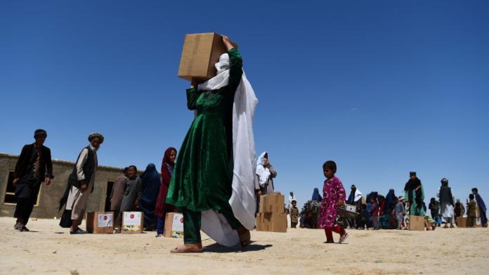 أفغان يصطفون للحصول على مساعدات غذائية. بتاريخ 27 آب/ أغسطس 2021