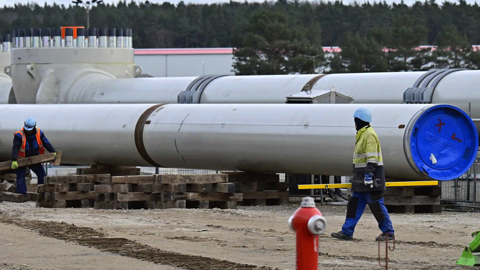 عاملون في بناء خط أنابيب نورد ستريم 2، الذي يمر تحت بحر البلطيق ويتجاوز البنية التحتية للغاز الأوكراني