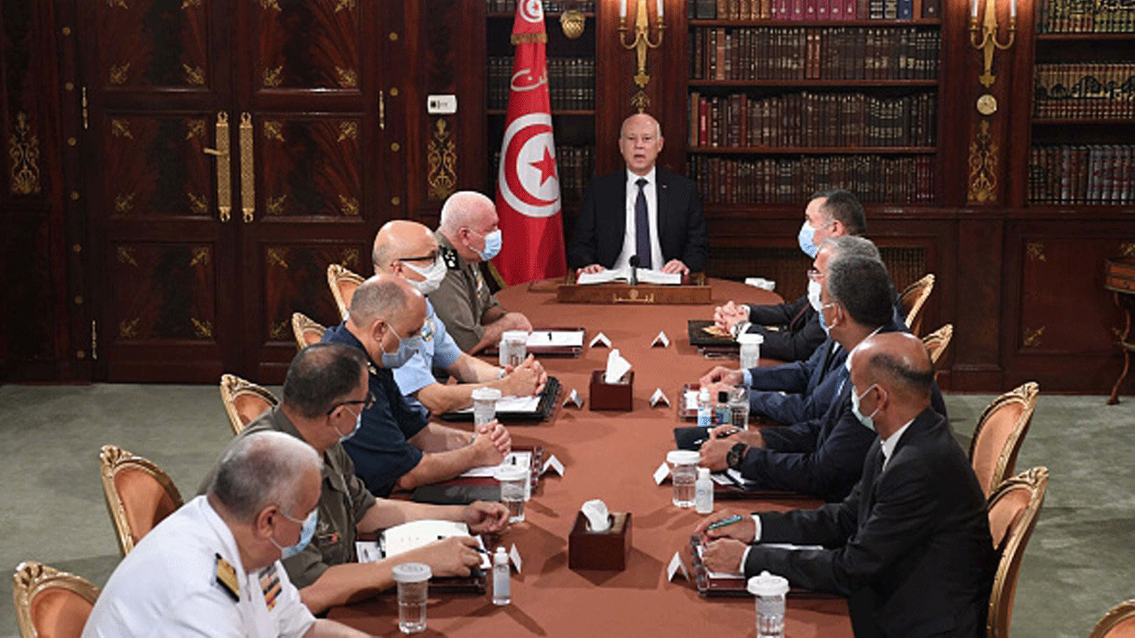 الرئيس التونسي قيس سعيد يُعلِن توليه السلطة التنفيذية بالإضافة إلى تعليق عمل البرلمان بقصر قرطاج في تونس العاصمة بتاريخ 25 تموز/ يوليو 2021