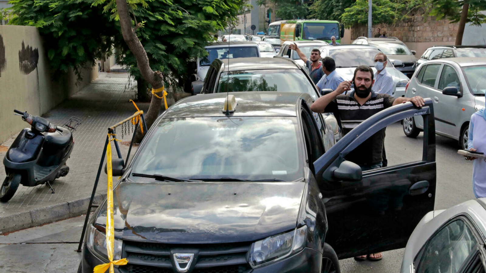 لبنانيون ينتظرون في طابور أمام محطة بنزين مغلقة في العاصمة بيروت. بتاريخ 20 آب/ أغسطس 2021.