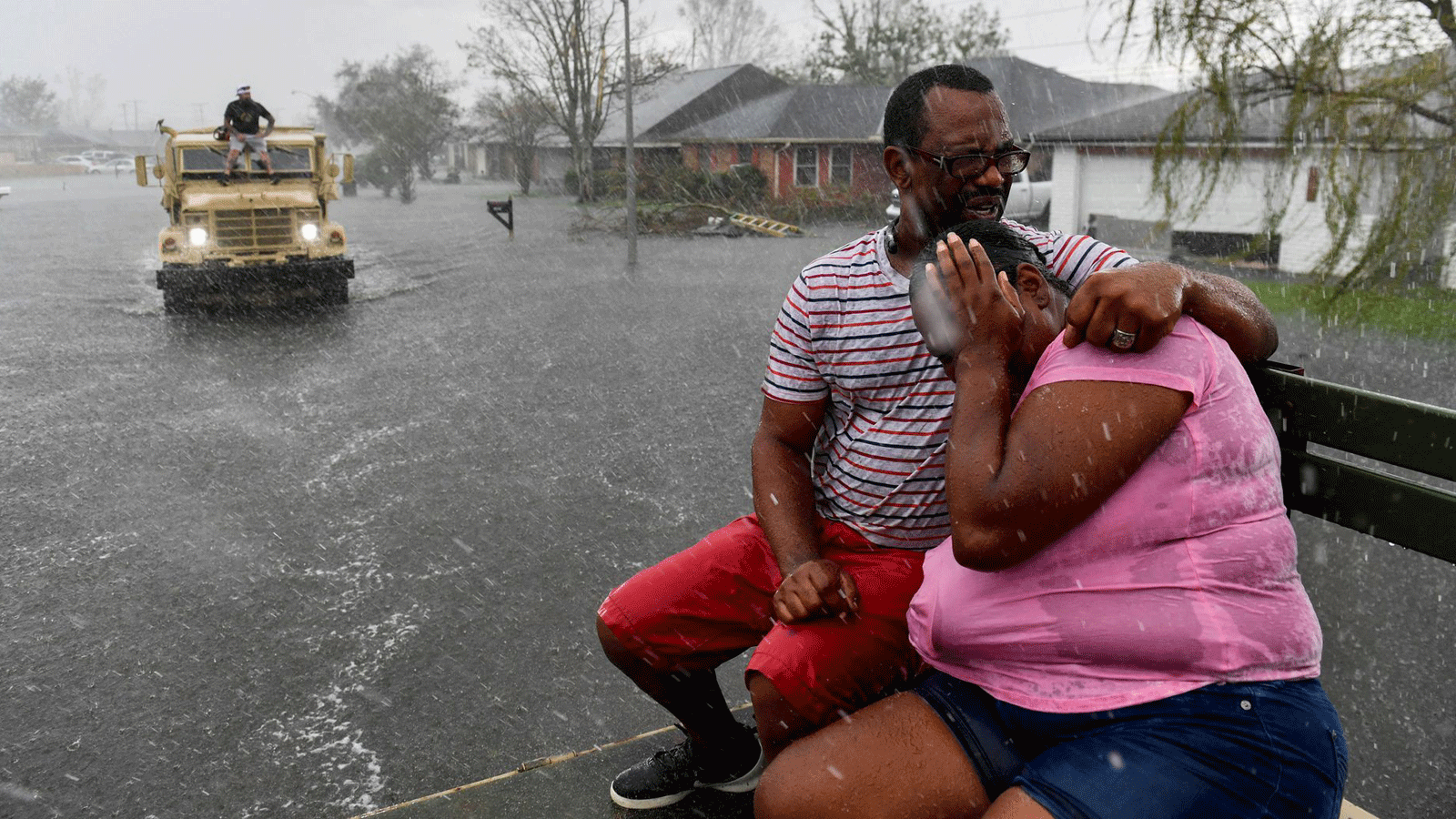 أشخاص حوصروا في أمطار غزيرة مُفاجئة في حي غمرته الفيضانات في لابلاس، لويزيانا، حيث تساعد شاحنة متطوعة تعمل بالمياه العالية الأشخاص الذين تم إجلاؤهم من منازلهم في المنطقة. في 30 آب/ أغسطس 2021 